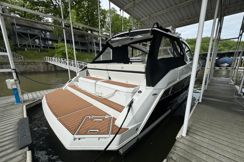 Slide: The Image of Cruisers 390 EXPRESS COUPE 2015 - 10