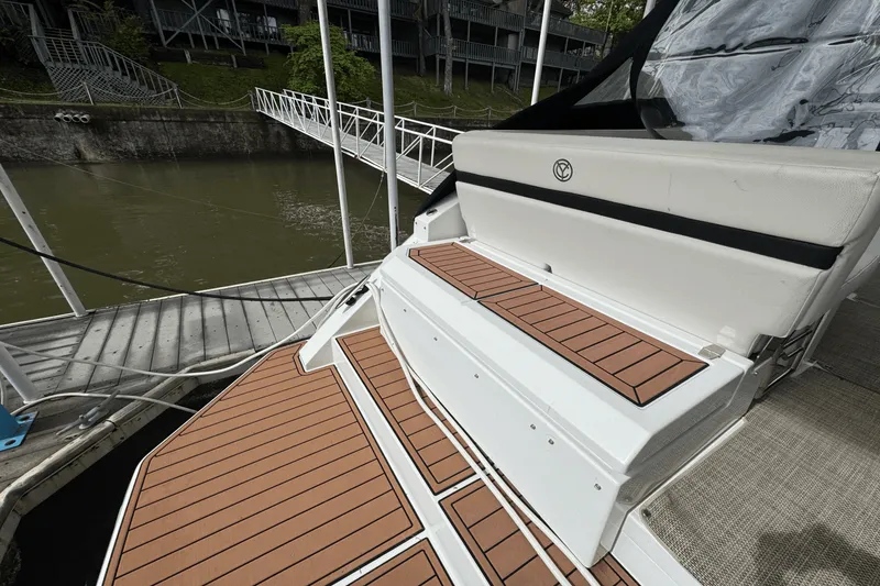 Slide: The Image of Cruisers 390 EXPRESS COUPE 2015 - 11