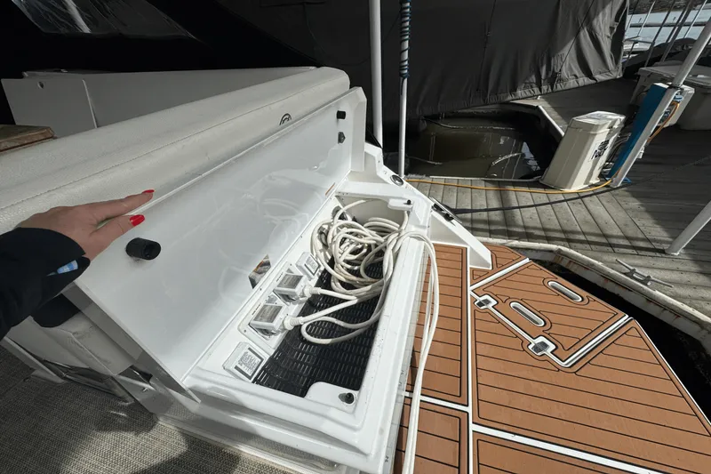 Slide: The Image of Cruisers 390 EXPRESS COUPE 2015 - 13