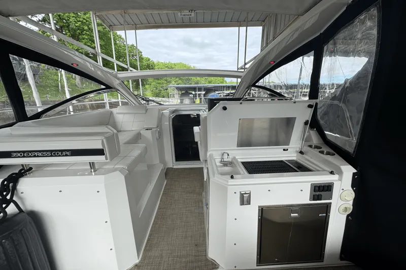 Slide: The Image of Cruisers 390 EXPRESS COUPE 2015 - 19