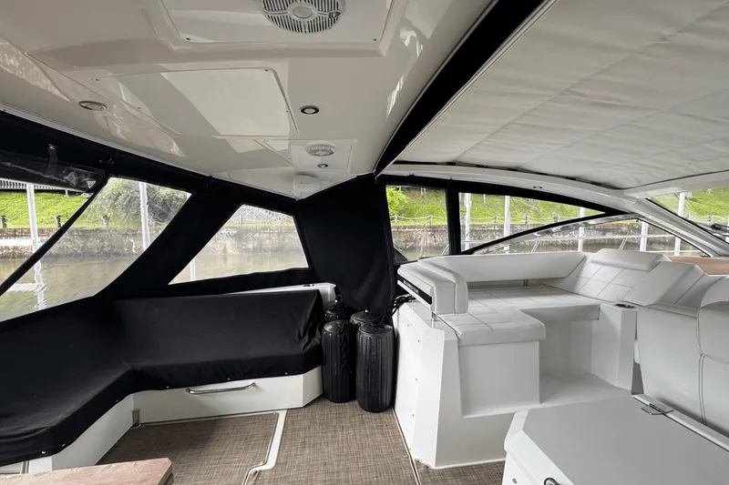 Slide: The Image of Cruisers 390 EXPRESS COUPE 2015 - 21