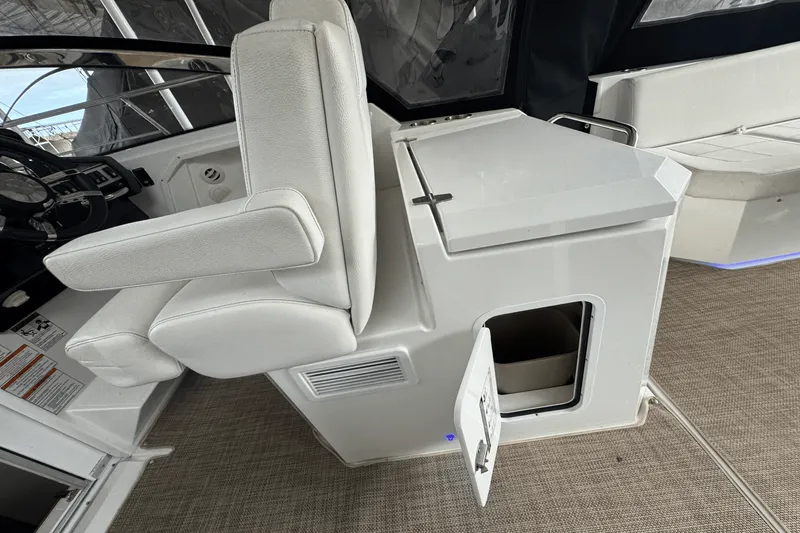 Slide: The Image of Cruisers 390 EXPRESS COUPE 2015 - 24