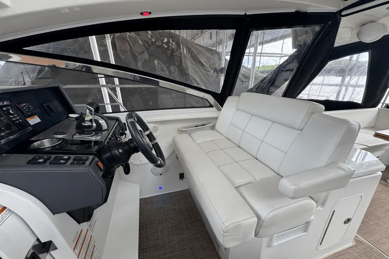 Slide: The Image of Cruisers 390 EXPRESS COUPE 2015 - 25