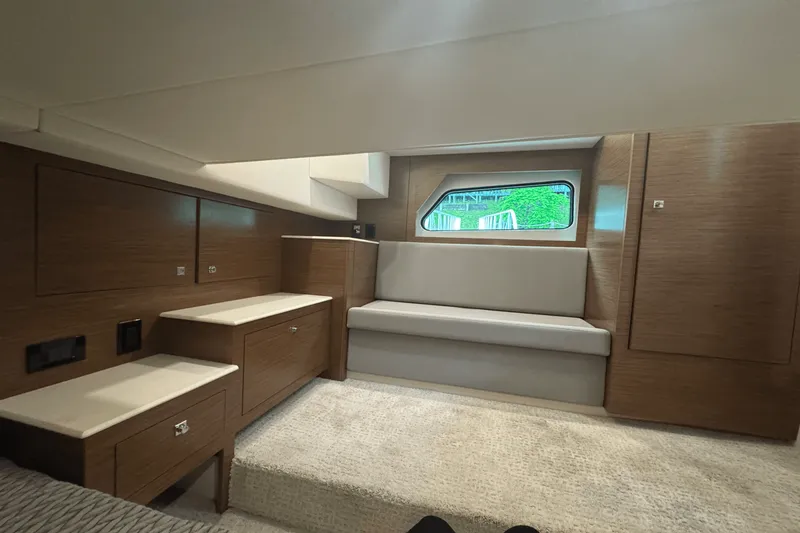 Slide: The Image of Cruisers 390 EXPRESS COUPE 2015 - 34