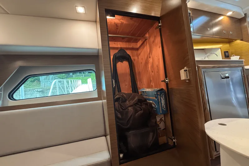 Slide: The Image of Cruisers 390 EXPRESS COUPE 2015 - 35