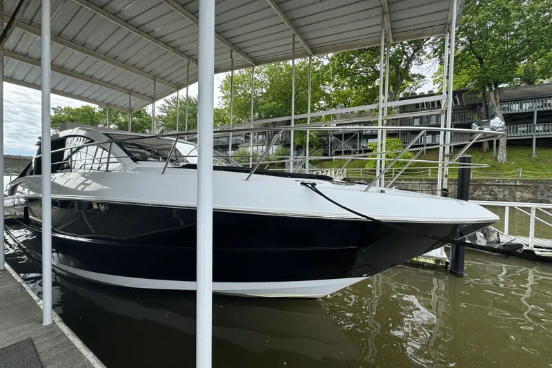 Slide: The Image of Cruisers 390 EXPRESS COUPE 2015 - 4