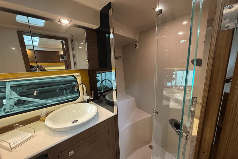 Slide: The Image of Cruisers 390 EXPRESS COUPE 2015 - 42