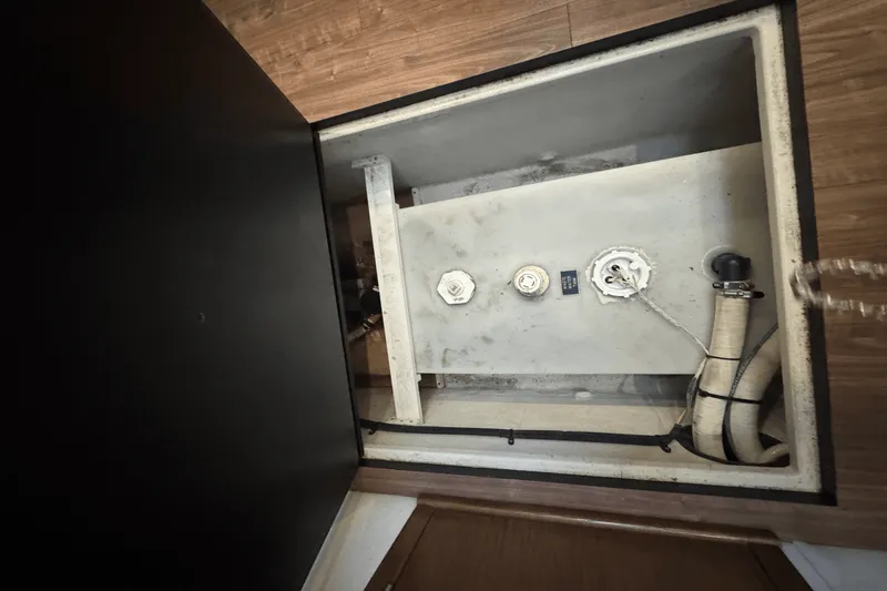 Slide: The Image of Cruisers 390 EXPRESS COUPE 2015 - 45