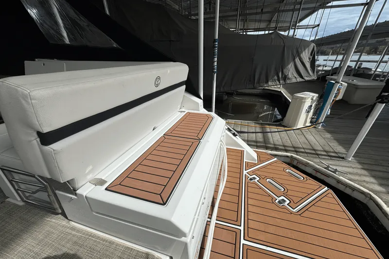 Slide: The Image of Cruisers Yachts 390 EXPRESS COUPE 2015 - 12