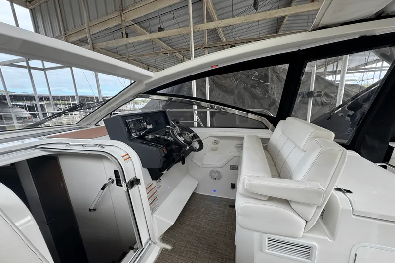 Slide: The Image of Cruisers Yachts 390 EXPRESS COUPE 2015 - 23