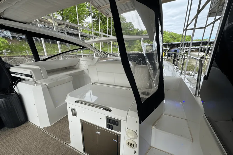 Slide: The Image of Cruisers Yachts 390 EXPRESS COUPE 2015 - 28