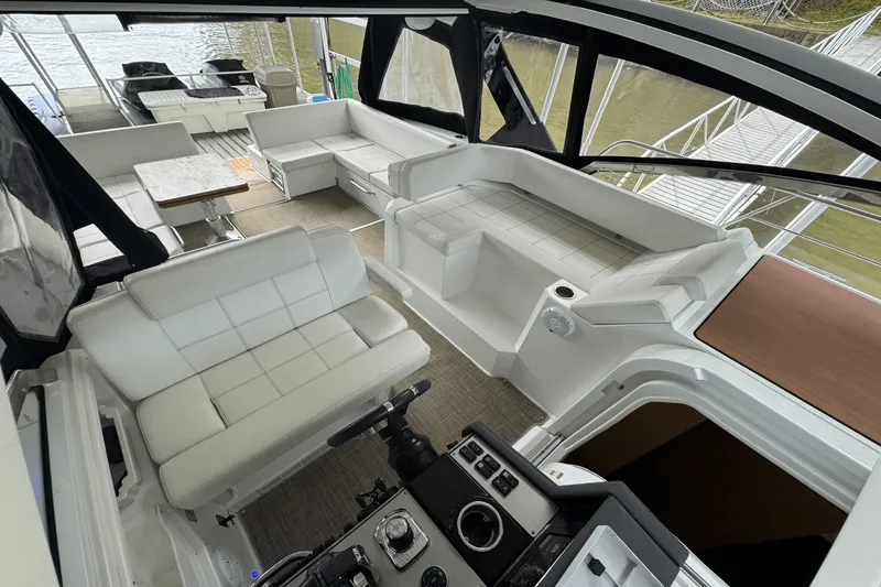 Slide: The Image of Cruisers Yachts 390 EXPRESS COUPE 2015 - 29