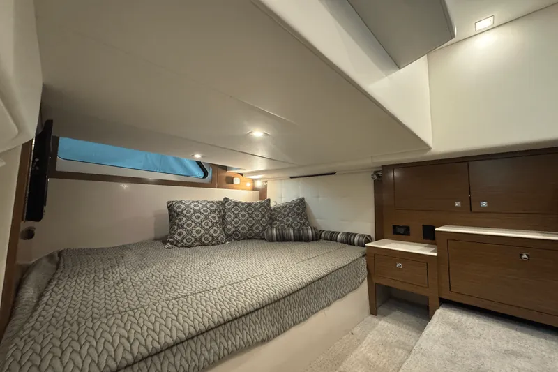 Slide: The Image of Cruisers Yachts 390 EXPRESS COUPE 2015 - 32