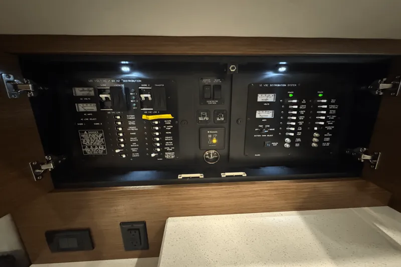 Slide: The Image of Cruisers Yachts 390 EXPRESS COUPE 2015 - 36