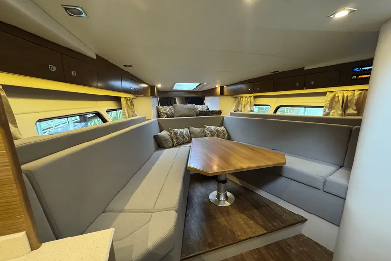 Slide: The Image of Cruisers Yachts 390 EXPRESS COUPE 2015 - 39