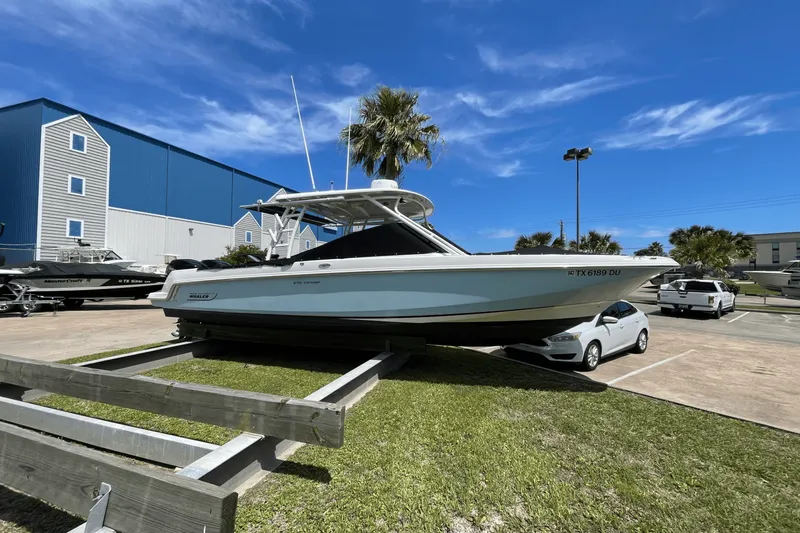 Slide: The Image of Boston Whaler 270 VANTAGE 2018 - 1
