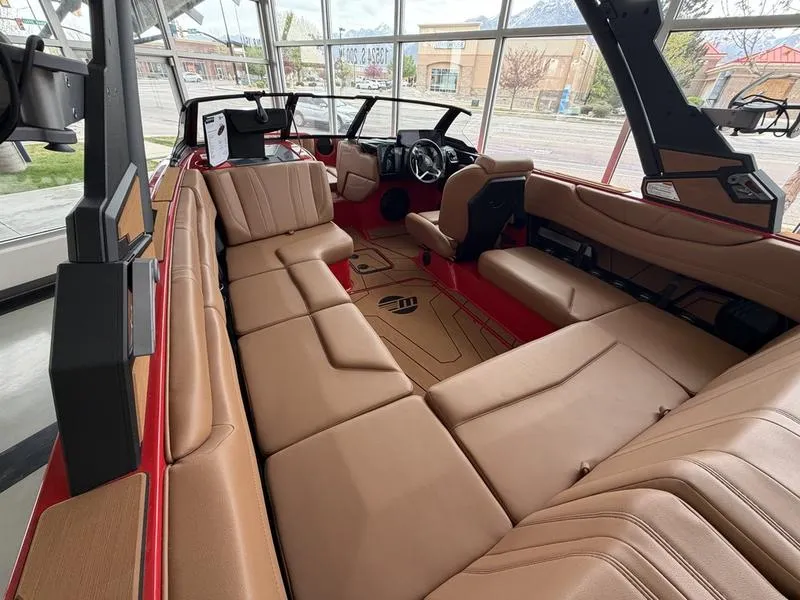 Slide: The Image of Malibu 21 LX 2026 - 1