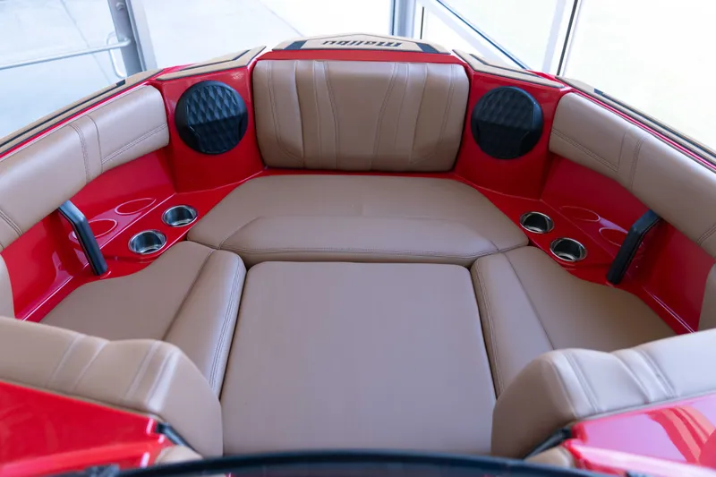 Slide: The Image of Malibu 21 LX 2026 - 16