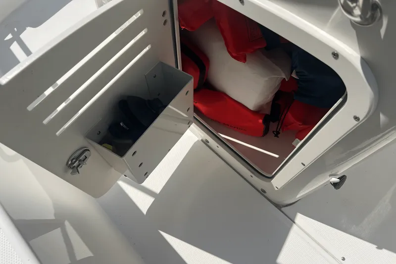 Slide: The Image of Boston Whaler 170 DAUNTLESS 2014 - 13