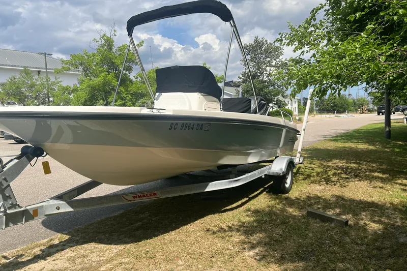 Slide: The Image of Boston Whaler 170 DAUNTLESS 2014 - 2