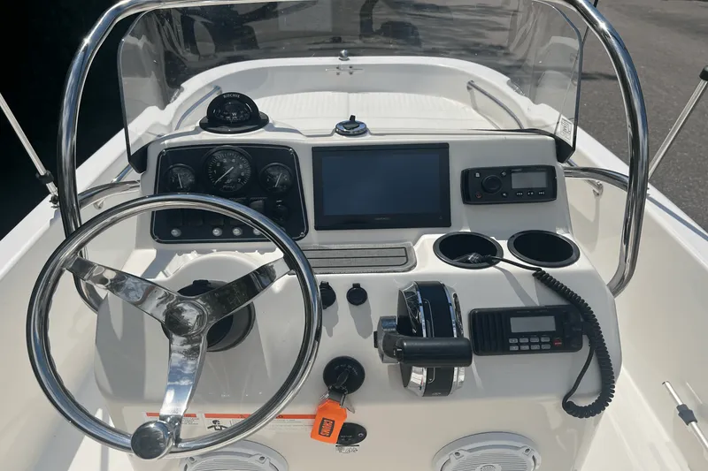 Slide: The Image of Boston Whaler 170 DAUNTLESS 2014 - 4