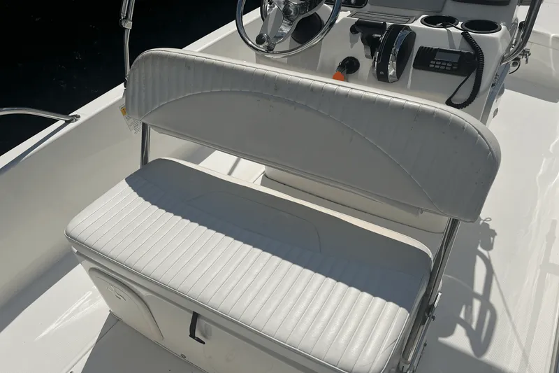 Slide: The Image of Boston Whaler 170 DAUNTLESS 2014 - 8