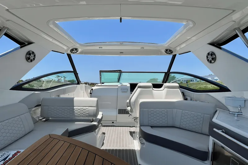 Slide: The Image of Sea Ray 320 SUNDANCER 2024 - 13