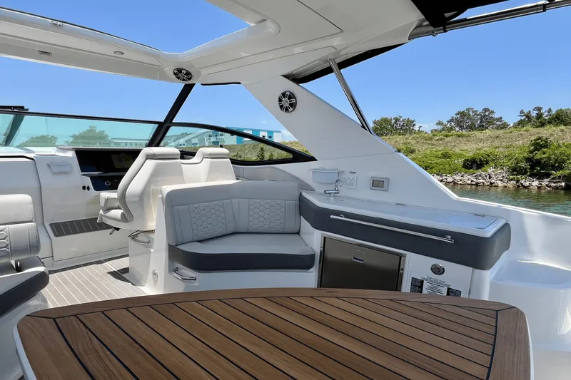 Slide: The Image of Sea Ray 320 SUNDANCER 2024 - 14