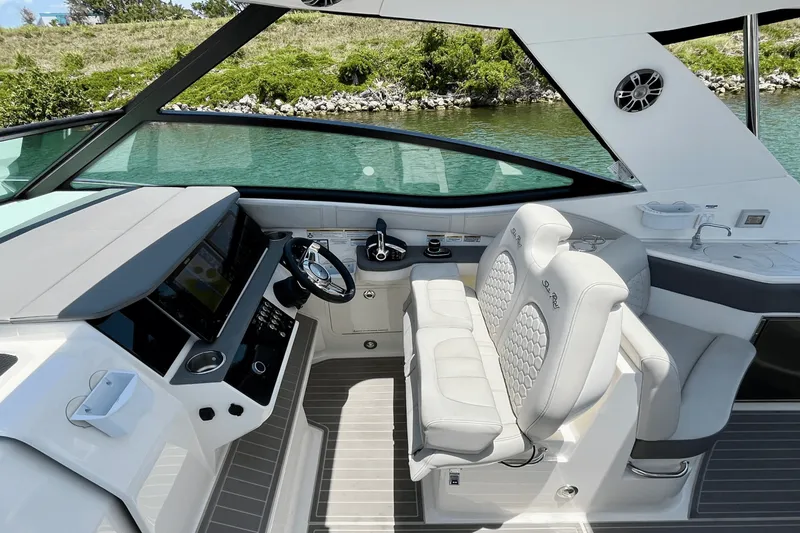 Slide: The Image of Sea Ray 320 SUNDANCER 2024 - 16