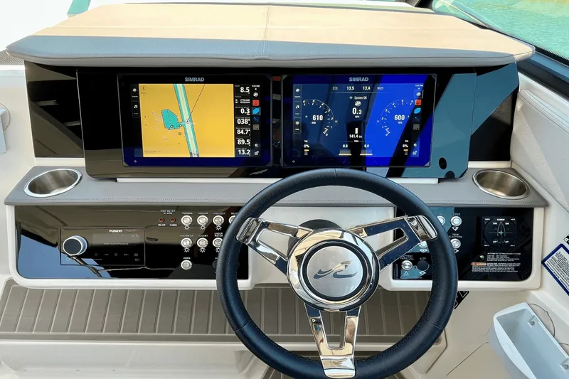 Slide: The Image of Sea Ray 320 SUNDANCER 2024 - 17