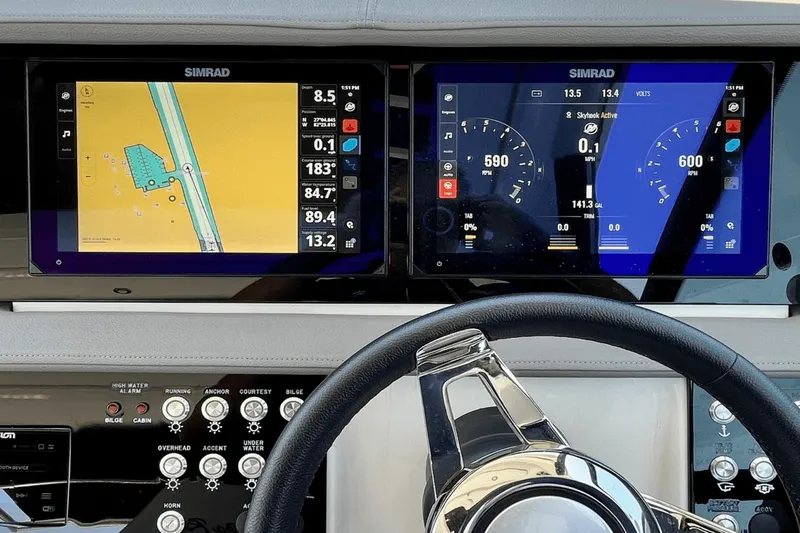 Slide: The Image of Sea Ray 320 SUNDANCER 2024 - 18