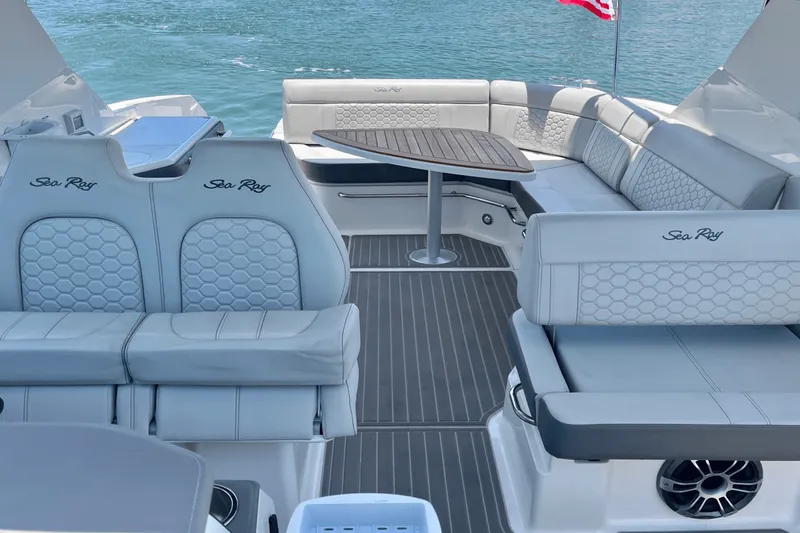 Slide: The Image of Sea Ray 320 SUNDANCER 2024 - 19
