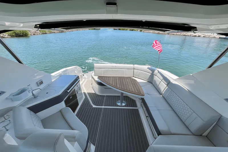 Slide: The Image of Sea Ray 320 SUNDANCER 2024 - 20