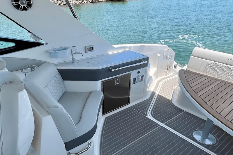 Slide: The Image of Sea Ray 320 SUNDANCER 2024 - 22