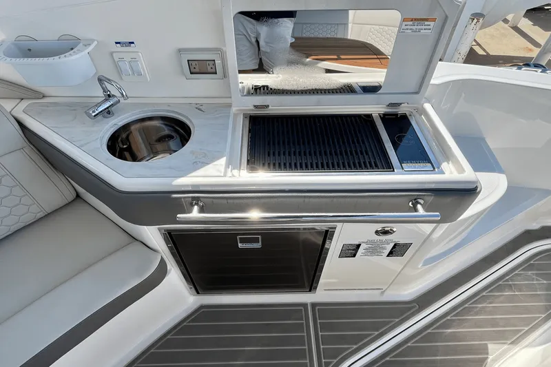 Slide: The Image of Sea Ray 320 SUNDANCER 2024 - 23