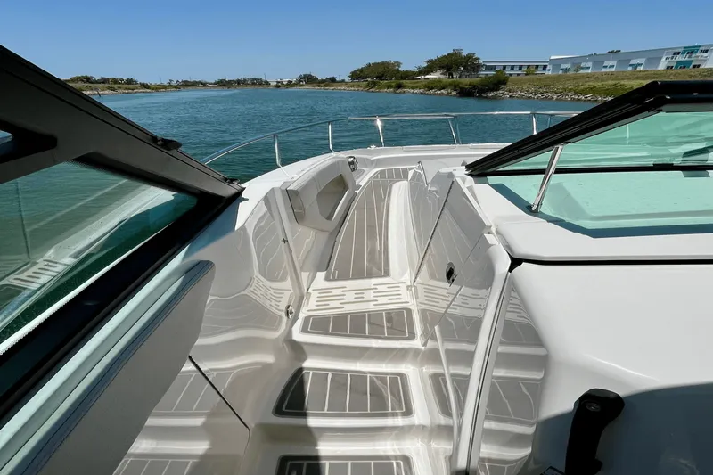 Slide: The Image of Sea Ray 320 SUNDANCER 2024 - 24