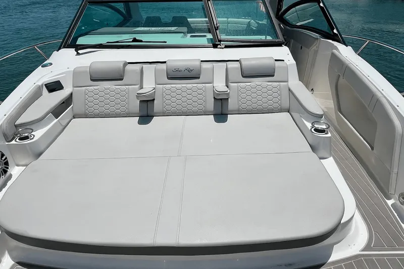 Slide: The Image of Sea Ray 320 SUNDANCER 2024 - 25