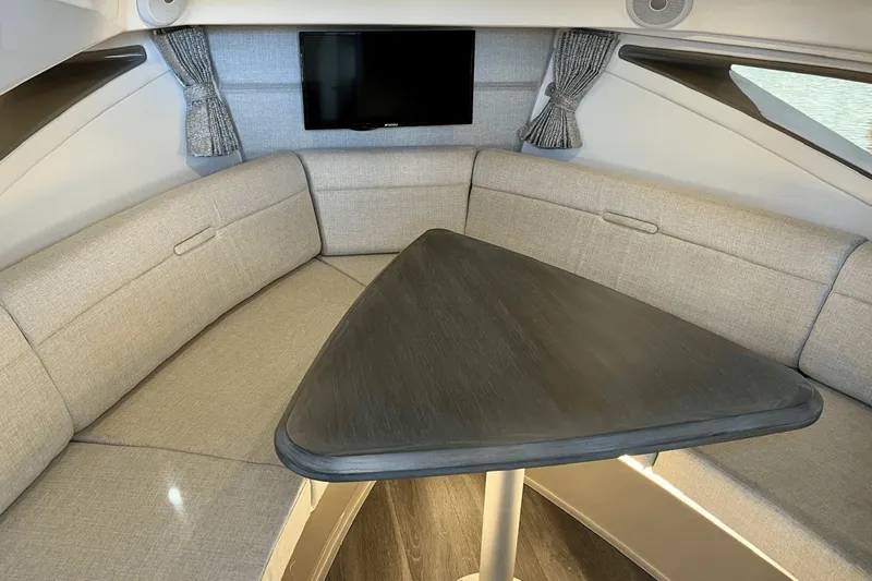 Slide: The Image of Sea Ray 320 SUNDANCER 2024 - 28