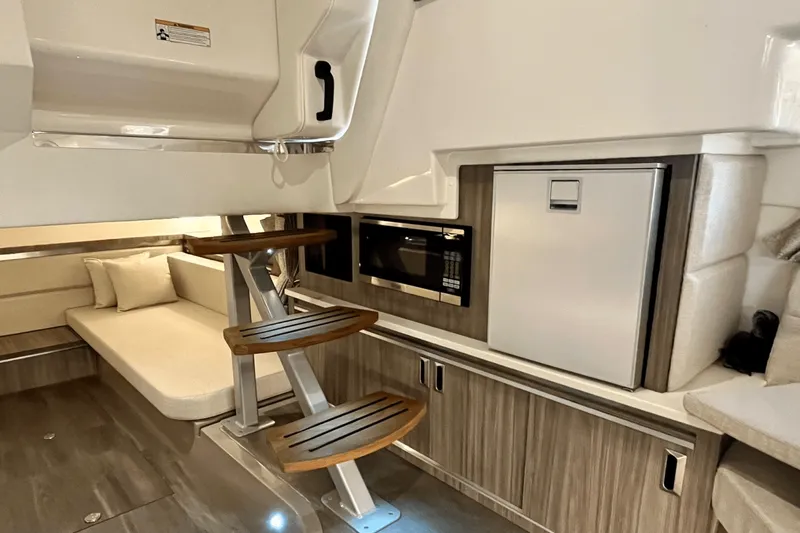 Slide: The Image of Sea Ray 320 SUNDANCER 2024 - 32