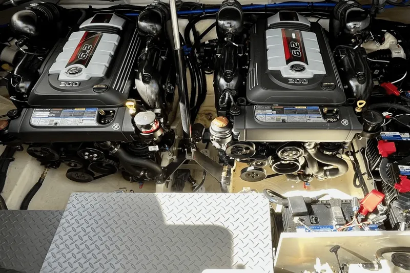 Slide: The Image of Sea Ray 320 SUNDANCER 2024 - 33