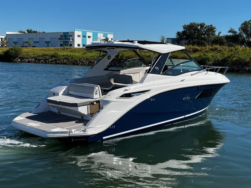 Slide: The Image of Sea Ray 320 SUNDANCER 2024 - 4