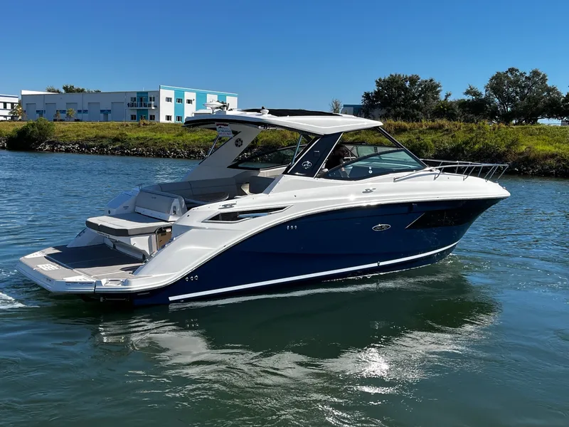 Slide: The Image of Sea Ray 320 SUNDANCER 2024 - 5