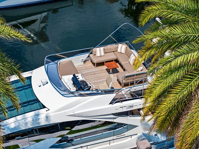 Slide: The Image of Azimut 77S 2019 - 118