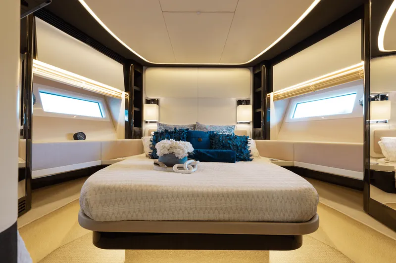 Slide: The Image of Azimut 77S 2019 - 23