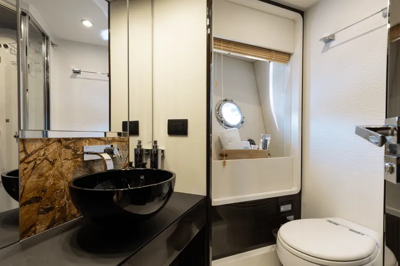 Slide: The Image of Azimut 77S 2019 - 24