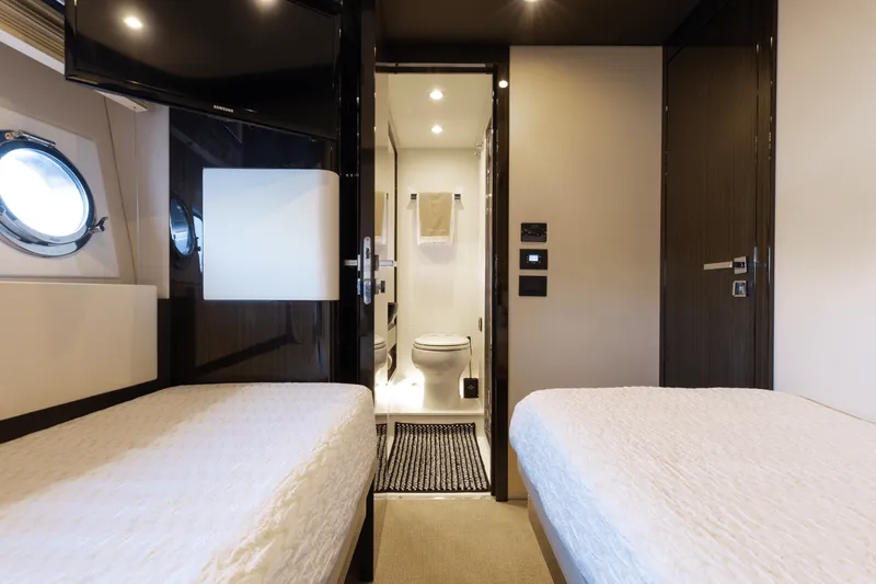 Slide: The Image of Azimut 77S 2019 - 30