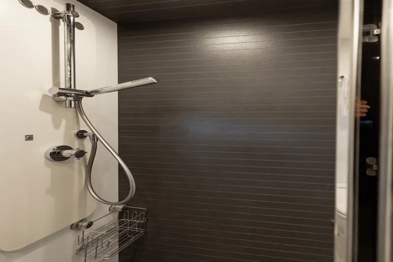 Slide: The Image of Azimut 77S 2019 - 32