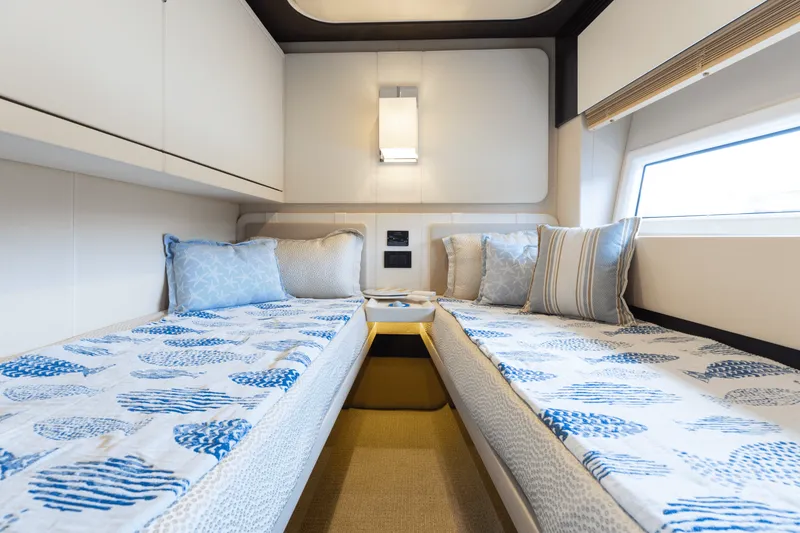 Slide: The Image of Azimut 77S 2019 - 33