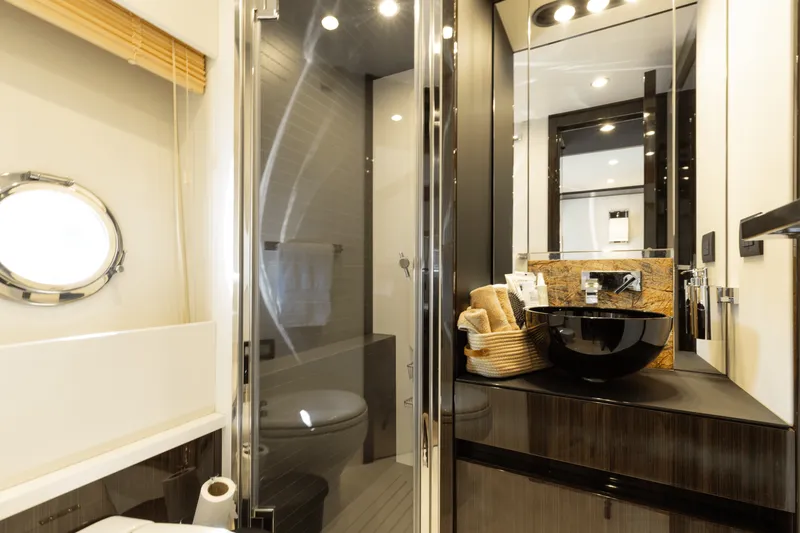 Slide: The Image of Azimut 77S 2019 - 35