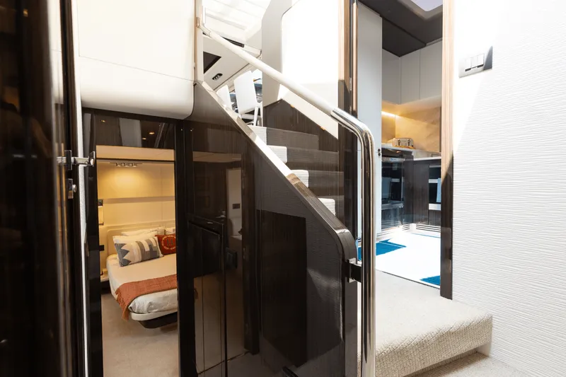 Slide: The Image of Azimut 77S 2019 - 36